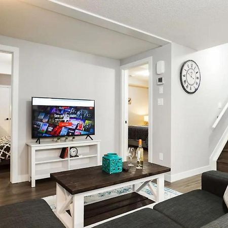 Modern Executive Suite I Complimentary Netflix & Parking! Edmonton Exterior photo