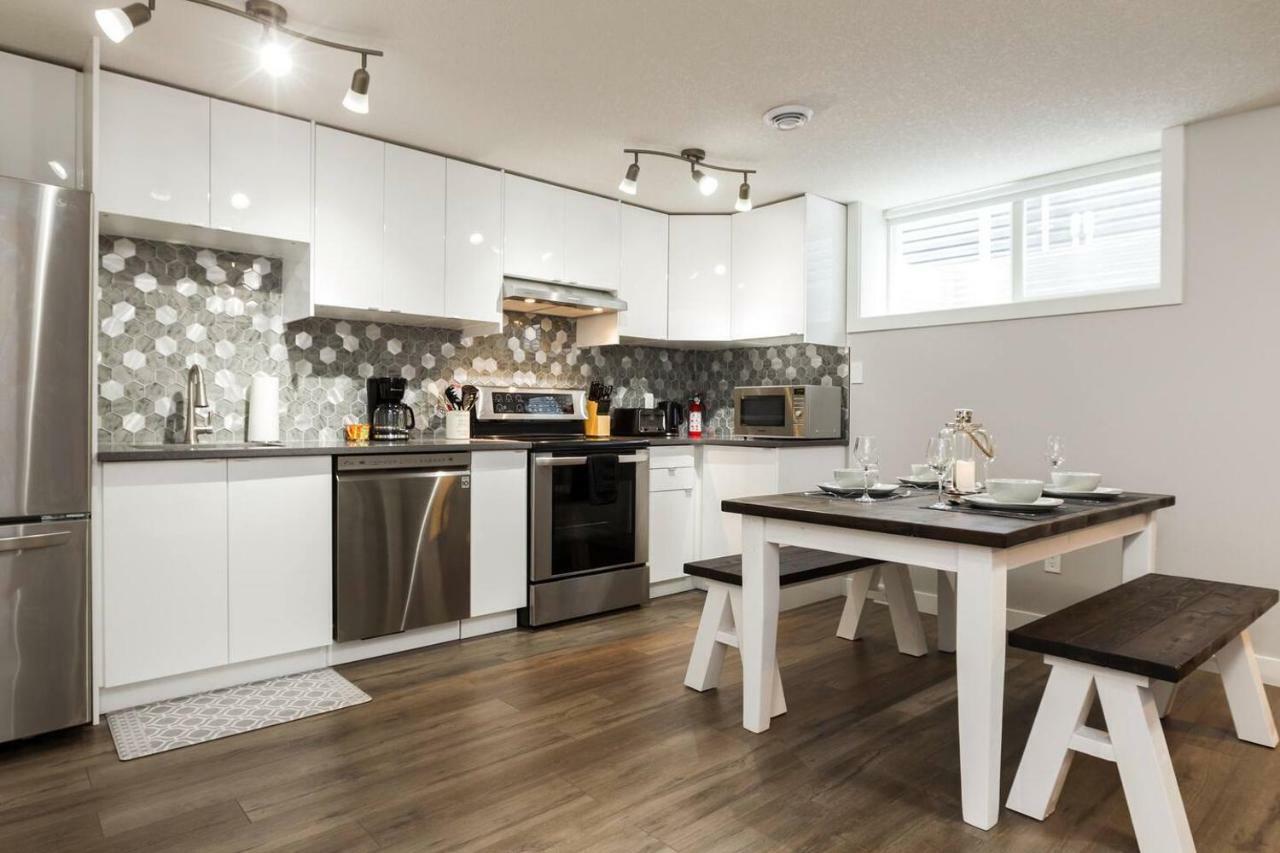 Modern Executive Suite I Complimentary Netflix & Parking! Edmonton Exterior photo